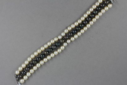 null Bracelet de trois rangs de perles de culture choker blanches et grises, fermoir...