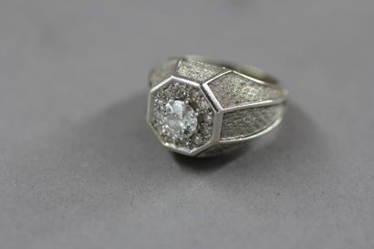 null Bague dôme octogonale en or gris 18k et platine serti-clos d'un diamant taille...