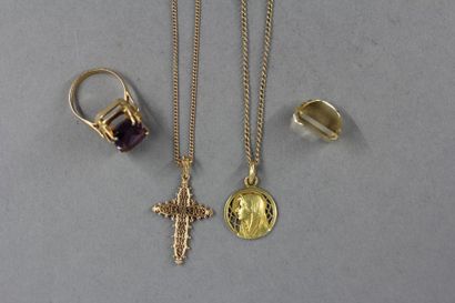 null Lot en or jaune 18k :
- deux chaines de cou avec pendentifs croix et Vierge,...