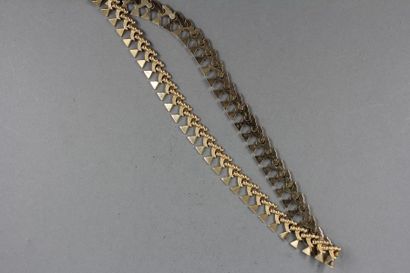 null Collier à maillons triangulaires en or jaune 18k, pds : 31,6 g.
