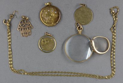null Lot de bijoux en or jaune 18 k:
- cinq pendentifs, pds : 3,8-1,2-1,6 g.; pds...