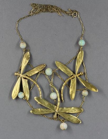 null Collier en or jaune 18k et perles d'opale à décor de libellules, pds brut :...
