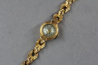 null Bracelet-montre de dame en or jaune 18k, pds brut : 17,30 g. (usures au cad...