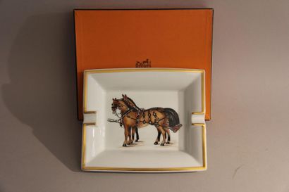 null HERMES Paris
Vide-poche en porcelaine polychrome à décor de deux chevaux d'attelage...