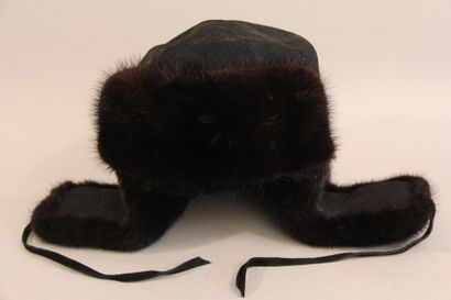 null HERMES
Chapka en agneau noir et fourrure
Tour de tête : 56 cm.