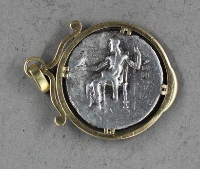 null Pendentif en or jaune 18k sertie d'un tétradrachme grec en argent, pds brut...