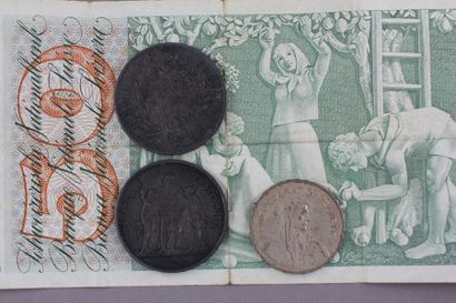 null Deux pièces de 10 FF Hercule en argent, une pièce de 5 F Suisse 1933 en argent...