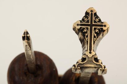 null Lot de 2 fers du 18ème siècle, l'un en belle croix latine tréflée sur socle...