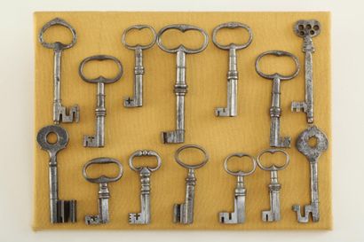 null Collection de 14 clés sur présentoir : 3 clés bénarde des 15ème / 16ème siècle...