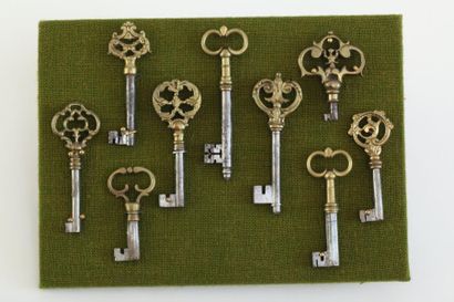 null Collection de 9 belles ou grandes clés aux anneaux en bronze ou laiton de même,...