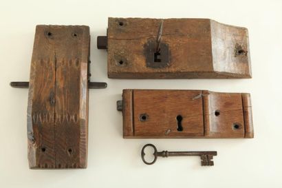 null Lot de 3 serrures en bois et fer du 19ème siècle : l'une en melèze, grand acceuillage...