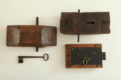 null Lot de 3 serrures en bois et fer du 19ème siècle : l'une à double action (gauche...