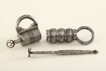 null Lot de deux beaux cadenas des 18ème / 19ème siècle : à vis, cylindrique à trois...