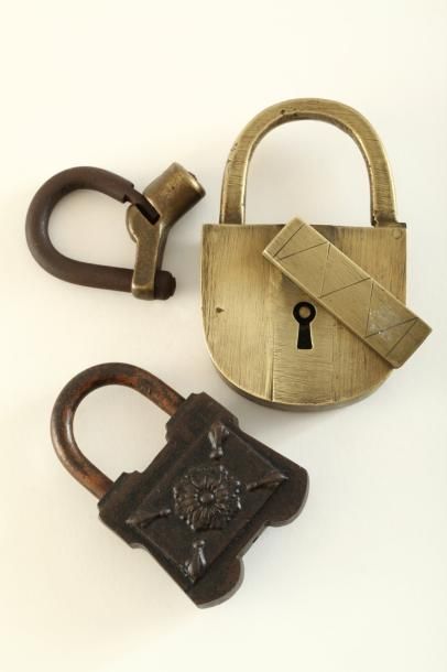 null Lot de 3 cadenas des 19ème et 20ème siècles : Le 1er tout en bronze, sans clé...