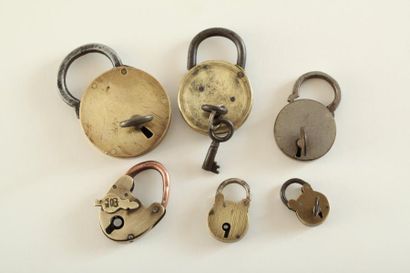 null Lot de 6 cadenas en laiton du 19ème siècle : tous à anse à charnière et conçus...