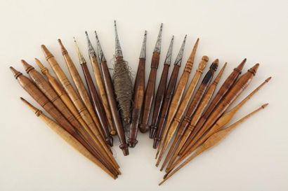 null Belle collection de 22 fuseaux en divers bois du 19ème siècle : 7 sont munis...