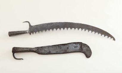 null Lot de deux beaux outils du 18ème et 19ème siècle : grande serpe en fer forgé,...