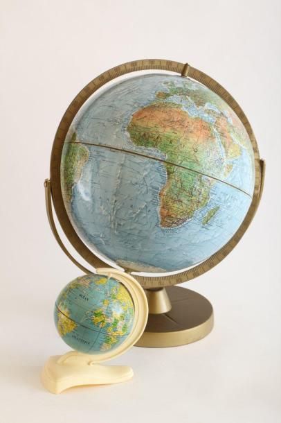 null Lot de deux globes terrestres du 20ème siècle : l'un à socle en métal avec globe...