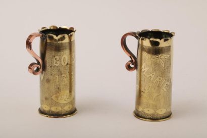 null Jolie paire d'obus de 37 formant vase à poignées, de 1916 : guillochés et relevés...