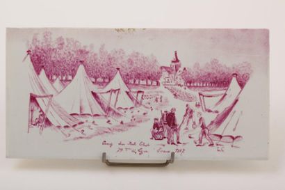 null Plaque en faïence à couverte blanche et scène militaire « mauve-rose » de 1887...