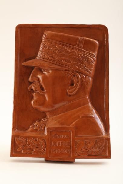 null Grande plaque de suspension du Général Joffre, de 1915, en terre cuite : moulée...