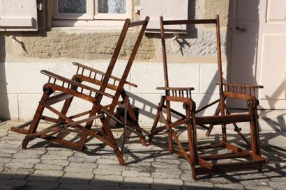 null Deux modèles rares de chaises longues pliantes dites « chaises de pont », estampillées,...