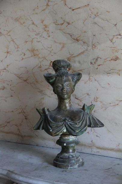 null Sculpture en céramique polychrome représentant un buste de femme
H : 45 cm....