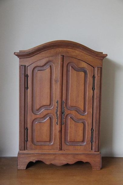 null Lot :
- Armoire de poupée en bois naturel
H : 50,5 cm.
- Casier de rangement...