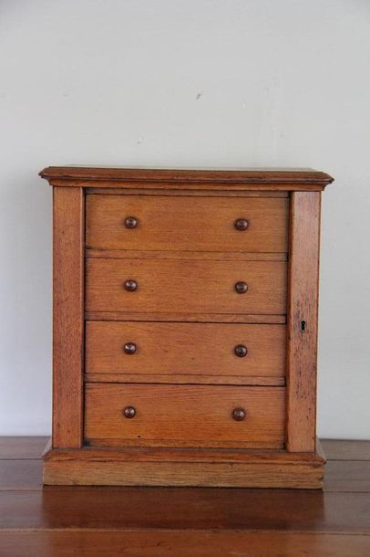 null Lot :
- Armoire de poupée en bois naturel
H : 50,5 cm.
- Casier de rangement...