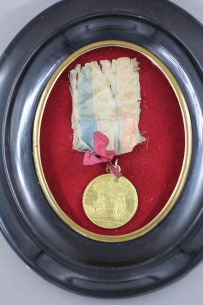 null Médaille commémorative en bronze doré du 14 Juillet 1790 avec son bon ruban...
