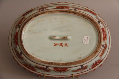 null Plat creux ovale en porcelaine à décor Imari d'un vase fleuri au centre, XIXème...
