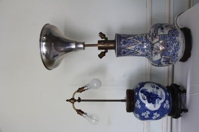 null Deux potiches en porcelaine polychrome, Chine (montées en lampe)
H du vase le...