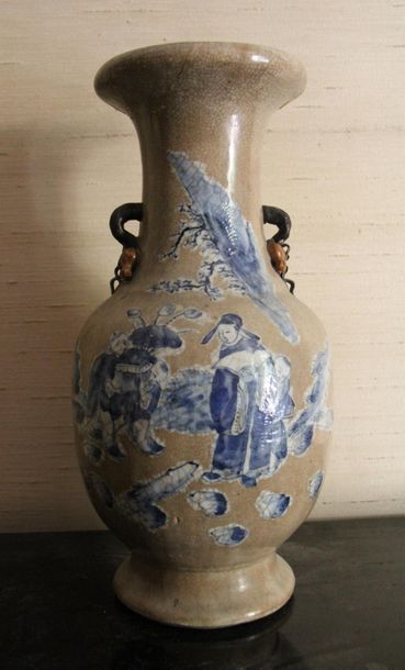 null Vase balustre en faïence craquelée à décor de personnages, Chine, XIXème s....