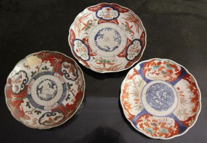 null Trois assiettes en porcelaine à décor Imari (accidents)