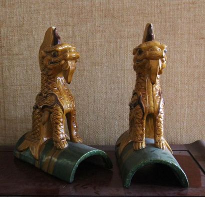 null Paire de tuiles faîtières à décor de dragons, Chine moderne
