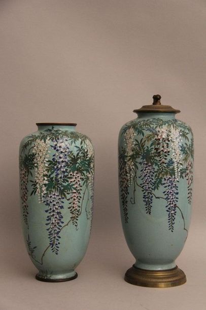null Paire de vases en métal émaillé à décor de branches fleuries, monture en laiton
Japon...