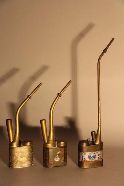 null Trois pipes à opium en métal gravé et métal émaillé
Chine XIXème s. (accide...