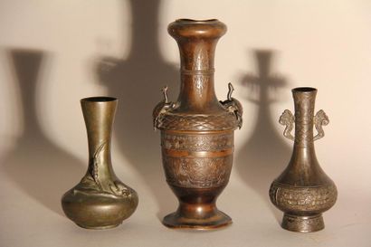 null Trois petits vases dont deux en métal laqué marron et doré et un en bronze à...