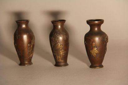 null Trois vases en bronze à décor gravé ou en relief
H du plus grand : 25 cm. (...