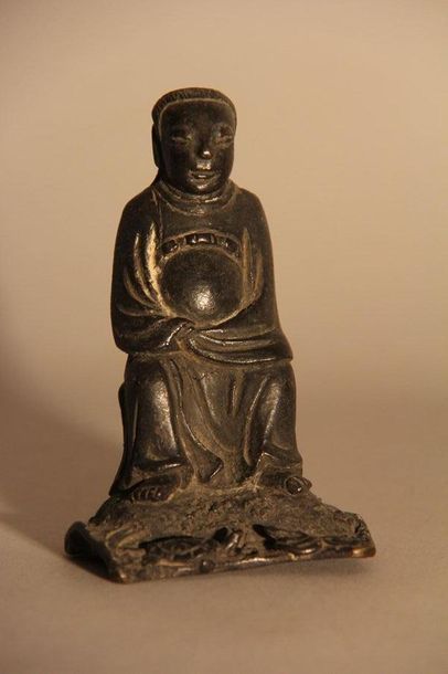 null Statuette en bronze représentant un moine assis
H : 12 cm.