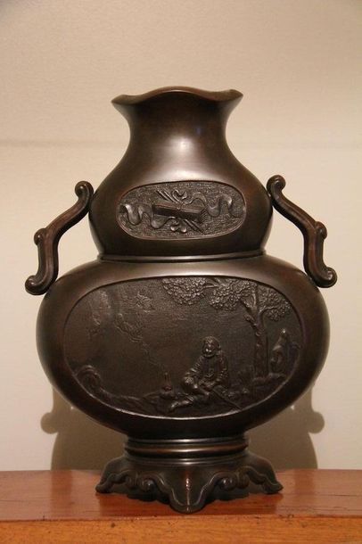 null Vase quadripode en bronze à deux anses à décor de médaillons, Chine
H : 36 cm....