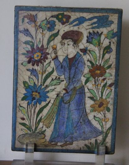 null Carreau de céramique à décor de personnage, Iran moderne
34 x 24 cm.