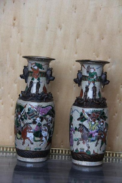 null Paire de vases en faïence à décor polychrome de guerriers, Nankin, XIXème s.
H...