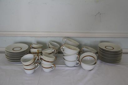 null VIGNAUD Limoges
Tasses et sous-tasses en porcelaine blanche à liseret doré