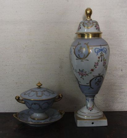 null Ecuelle couverte et vase balustre couvert en porcelaine bleue
H : 48 cm