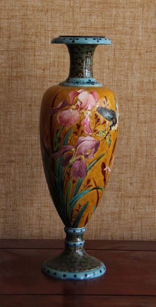 null Vase sur piédouche en faïence polychrome à décor de fleurs et d'oiseaux
H :...
