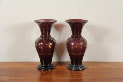 null Paire de vases en verre mauve à décor de flurs dorées
H : 30 cm.