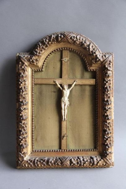 null Christ en croix en ivoire dans un cadre en bois sculpté doré, travail du XVIIIème...
