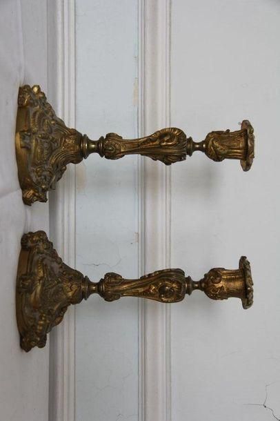 null Paire de bougeoirs en bronze à décor rocaille, style Louis XV
H : 23 cm.