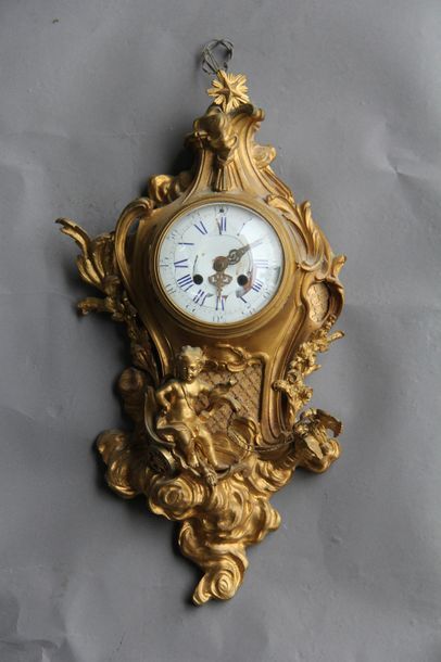 null Cartel d'applique en bronze doré à décor de putto, style Louis XV
H : 47 cm....